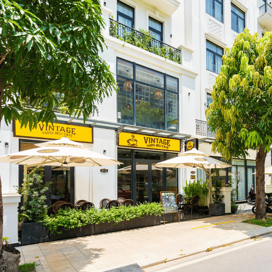 Mặt tiền quán cafe vintage sang trọng Vintage Taste Deli Cafe tại Vinhomes Grand Park, không gian cổ điển với tông vàng nổi bật.