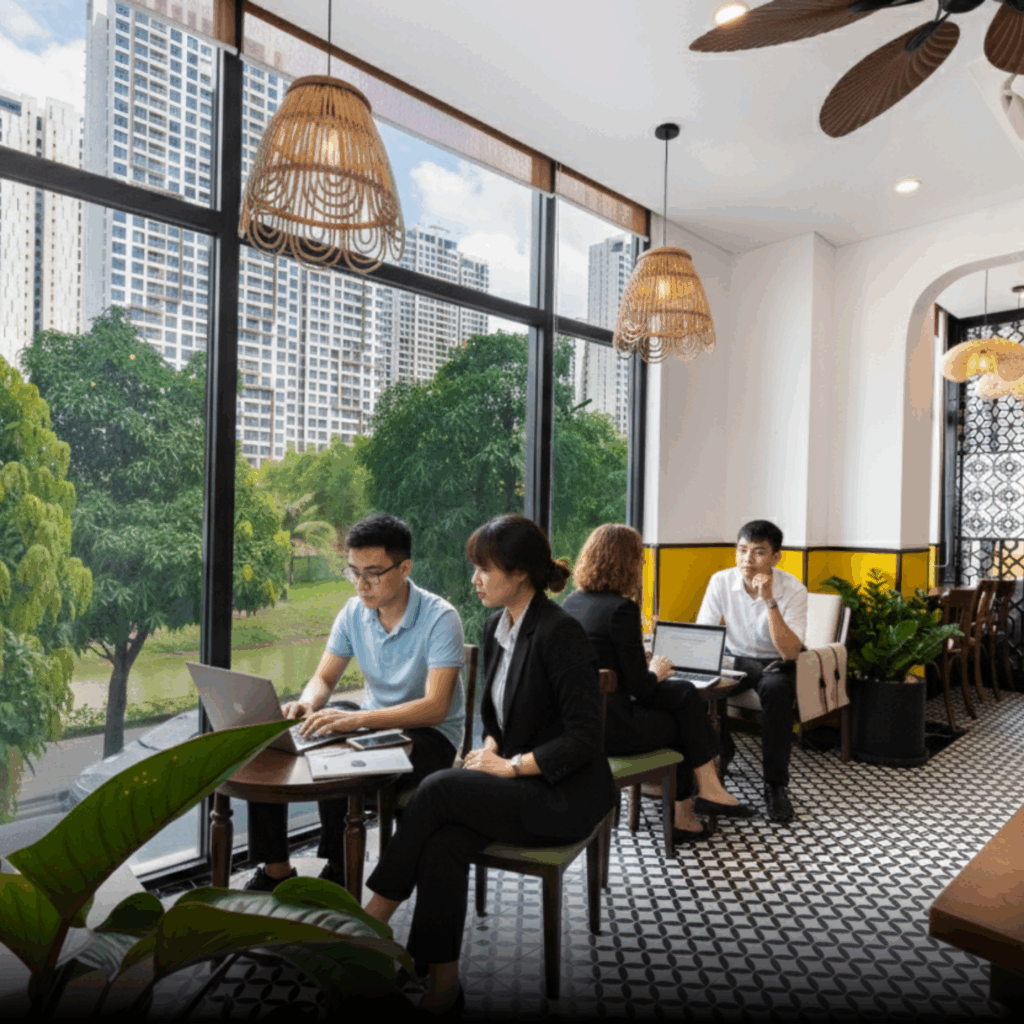 Nhóm người làm việc cùng nhau tại quán cafe vintage phong cách cổ điển, view thành phố hiện đại.