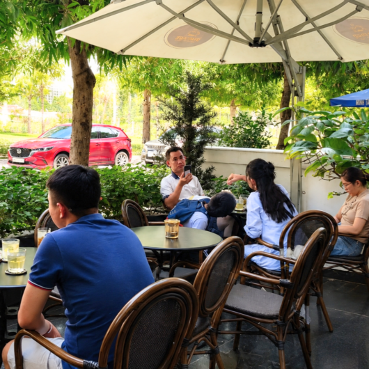 không gian cafe thư giãn, Vintage Taste Deli Cafe, Quán cafe vintage, cafe phong cách cổ điển, quán cafe đẹp tại Vinhomes Grand Park, cafe view đẹp Quận 9, quán cafe gần đây, cafe vintage Vinhomes Grand Park, cafe không gian xanh, quán cafe check in đẹp, cafe bánh ngọt Sài Gòn, quán cafe chill Sài Gòn